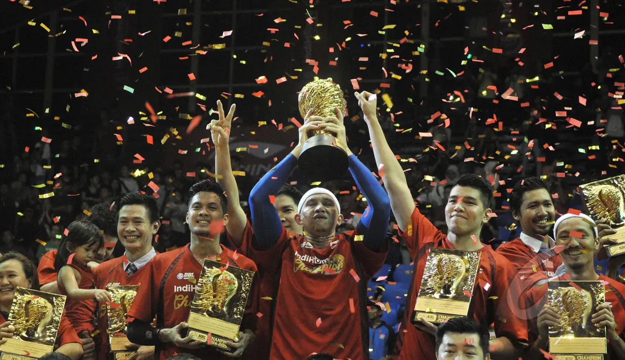 Pemain Satria Muda Britama Jakarta merayakan kemenangan usai mengalahkan Pelita Jaya Energi-MP Jakarta pada laga babak Grand Final Championship Series IndiHome Liga Bola Basket Nasional Indonesia di Jakarta, Minggu (10/5). (Liputan6.com/Herman Zakharia)