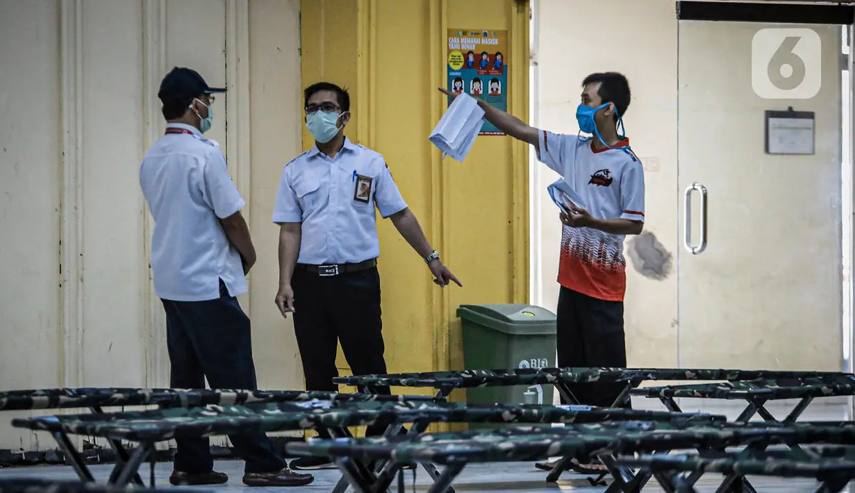 Petugas mengecek tempat karantina untuk pendatang tanpa SIKM di Gedung Auditorium Gelanggang Remaja Gambir, Jakarta, Rabu (27/5/2020). Pemkot Jakarta Pusat menyiapkan gedung tersebut sebagai tempat karantina bagi pendatang tanpa memiliki SIKM sesuai Pergub DKI 47/2020. (Liputan6.com/Faizal Fanani)
