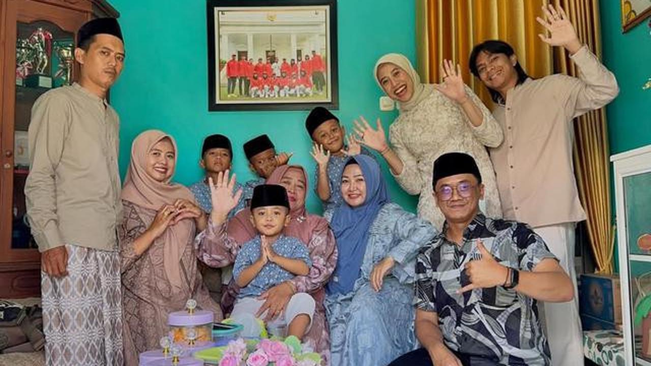 6 Potret Ruang Tamu Rumah Megawati Hangestri, Elegan dengan Lemari Piala