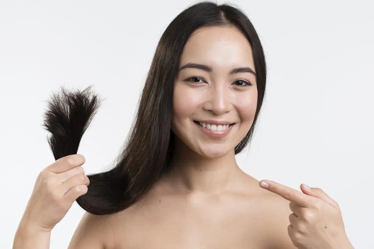 wanita memegang rambut