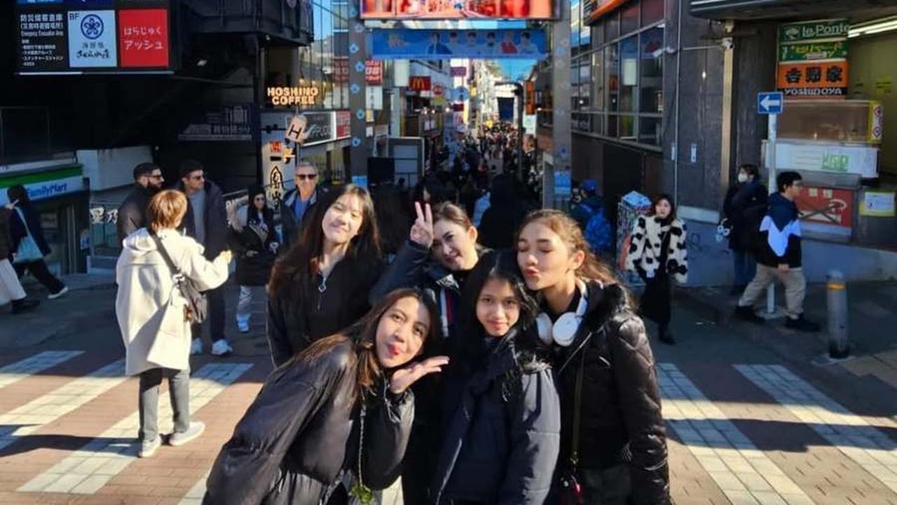 Potret Mikhaela Lee Anak Nafa Urbach Saat Liburan ke Jepang, Semakin Cantik Saja!