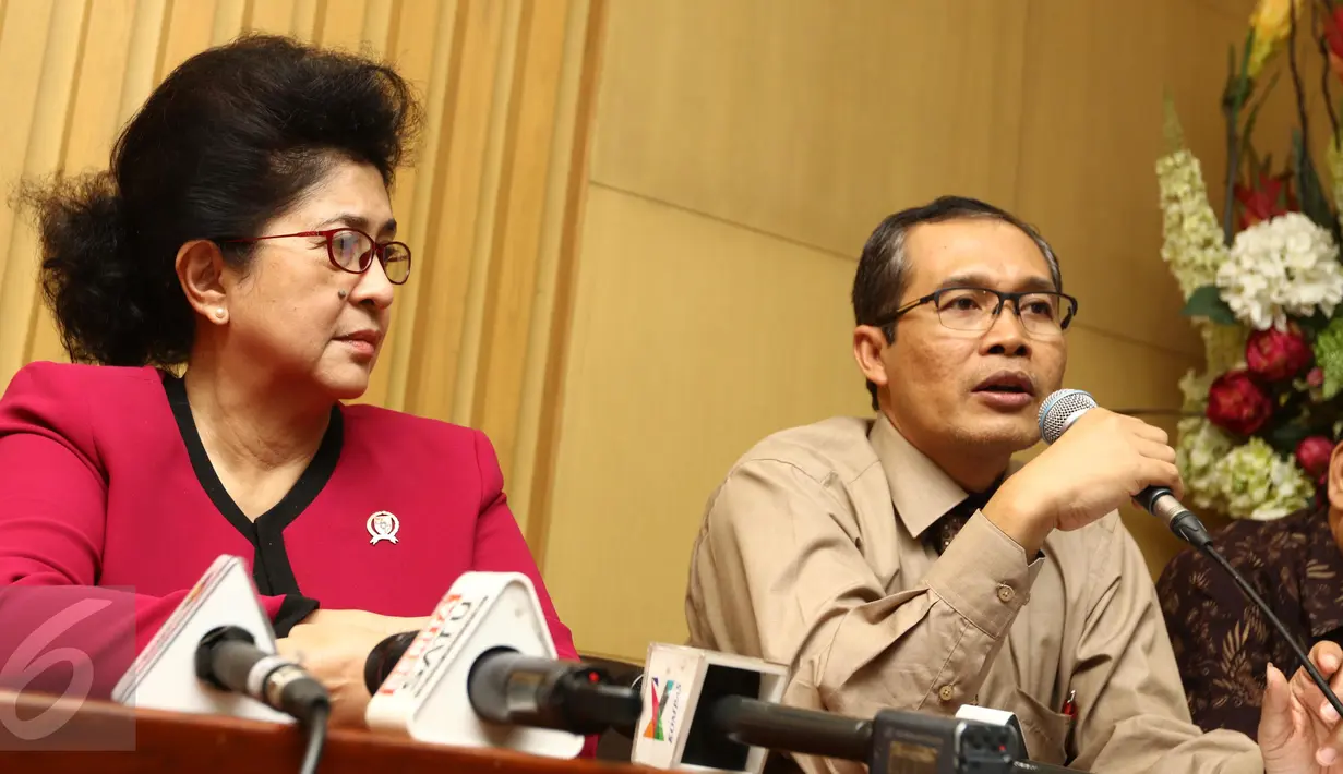 Wakil Pimpinan KPK alex Marwata memberikan keterangan pers di KPK, Jakarta, Rabu (19/10). Kemenkes bersama BPOM, BPJS dan juga LKPP melakukan koordianasi dengan KPK dalam Kajian penerapan tentang obat E-Katalog. (Liputan6.com/Helmi Afandi)