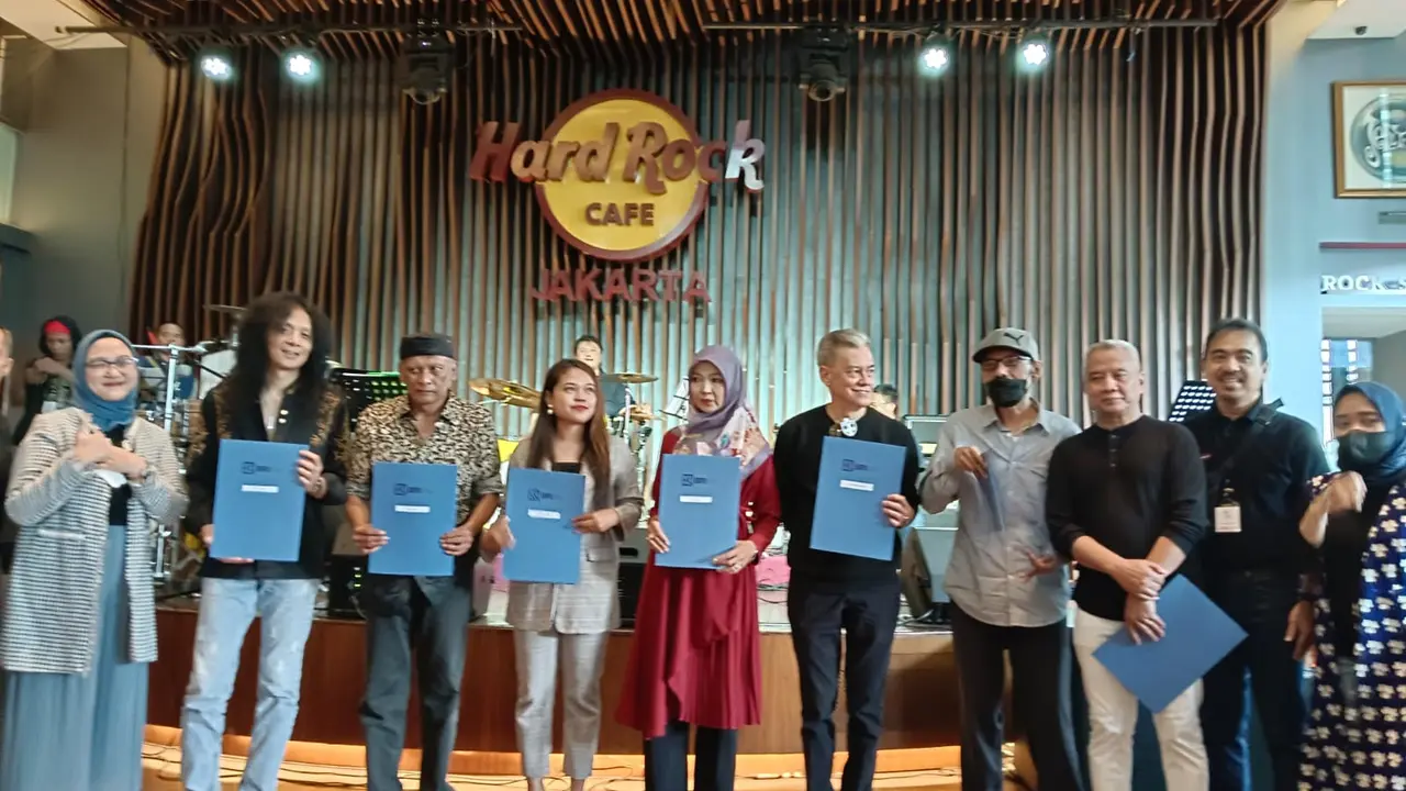 Musisi mendapatkan penghargaan dari LMK Pelari Nusantara dalam acara Halal Bihalal