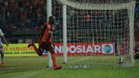 GEMILANG - Boaz Solossa bermain gemilang untuk membawa Pusamania Borneo FC mengalahkan Persib Bandung dengan skor 3-2. (Bola.com/Muhammad Ridwan))