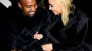 Kim Kardashian dan Kanye West memang tak pernah absen tampil mesra ya! (Pascal Le Segretain/Getty Images/USWeekly)