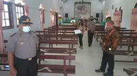 Tim Pemantau yang dipimpin Sekcam Kawangkoan Barat Adri Mangindaan mengecek beberapa rumah ibadah, Kamis (16/7/2020).