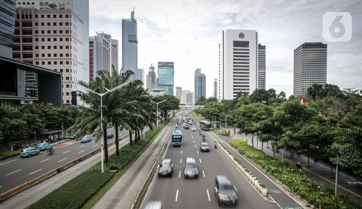 Sejumlah kendaraan melintas di kawasan Jalan Sudirman, Jakarta, Senin (14/2/2021). Penurunan berdasarkan  data yang dirilis lembaga pemeringkat kemacetan kota dunia, Tomtom International BV. (Liputan6.com/Faizal Fanani)