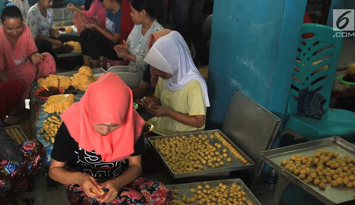Kesibukan pekerja saat membuat kue kering di industri rumahan yang berada di kawasan Sidamukti, Depok, Jawa Barat, Senin (4/6). Permintaan kue kering meningkat tajam menjelang Idul Fitri. (Merdeka.com/Arie Basuki)