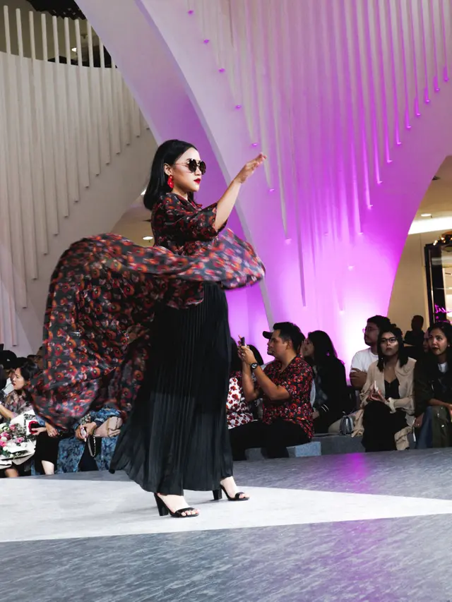 Beragam Jenis Bunga Jadi Gambaran Kehidupan oleh K.A.L.A Studio di Jakarta Fashion Week 2020