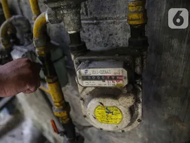 Warga mengecek instalasi aliran gas milik PGN di Rusunawa Griya Tipar Cakung, Jakarta Timur, Kamis (28/11/2019). Griya Tipar Cakung merupakan rusunawa kedua milik Pemprov DKI Jakarta yang telah dialiri jaringan pipa gas PGN. (Liputan6.com/Faizal Fanani)