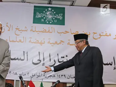 Ketum PBNU, Said Aqil Siradj menerima kunjungan Grand Syeikh Al Azhar Mesir Ahmad Muhammad Ath-Thayeb  di gedung PBNU, Jakarta, Rabu (2/5). Pertemuan berdiskusi mengenai Islam Nusantara dengan para kiai dan pengurus PBNU . (Liputan6.com/Herman Zakharia)