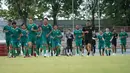 Skuat Persebaya Surabaya melakukan sesi latihan di Stadion Gelora 10 November, Surabaya, Selasa (15/6/2021). Pada kali ini latihan tim Bajul Ijo tanpa didampingi pelatih Aji Santoso dan asisten Bejo Sugiantoro. (Foto: Dokumentasi Persebaya)