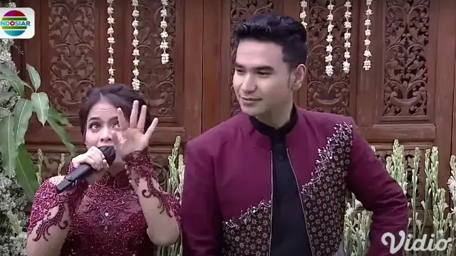 Putri DA saat berduet dengan Hari Lida di acara siraman jelang pernikahan Via Vallen. (Tangkap Layar dari Indosiar / Vidio)