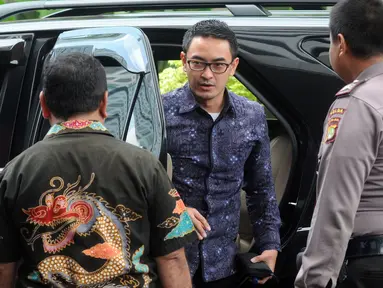 Gubernur Jambi Zumi Zola turun dari mobilnya untuk memenuhi panggilan penyidik di gedung KPK, Jakarta, Senin (9/4). Zumi Zola diperiksa sebagai tersangka kasus dugaan penerimaan gratifikasi sejumlah proyek di Provinsi Jambi. (Merdeka.com/Dwi Narwoko)