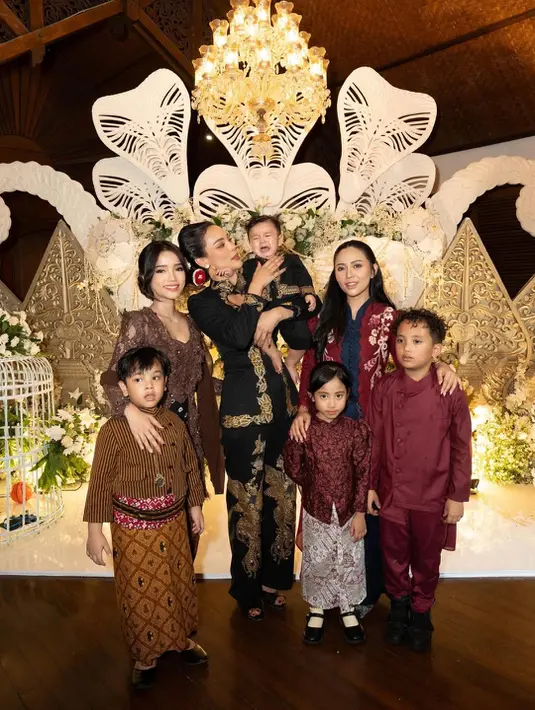 Ketiga sahabat ini tampak memiliki style kebaya yang berbeda, dengan siluet dan ciri khas gaya yang menawan.