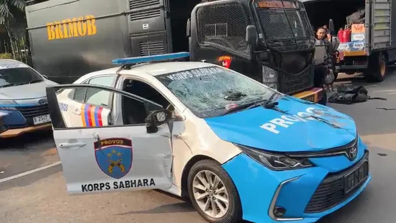 Demo Mahasiswa di Polda Metro, Mobil Provost Hancur Diamuk Massa