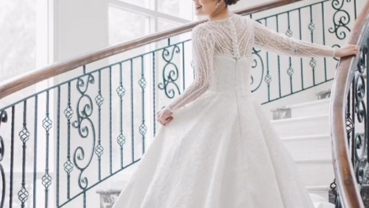 Setelah seluruh prosesi pemberkatan berlangsung, Rendy dan Lady berganti busana pengantin. Lady tampil anggun dengan gaun putih berekor panjang layaknya putri kerajaan.<br>