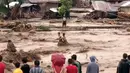 Kondisi pemukiman di Lanao del Norte yang disapu oleh banjir dahsyat, Filipina selatan (22/12). Selain akses yang sulit karena bebatuan raksasa dan lumpur, terputusnya listrik dan jalur komunikasi menghambat upaya penyelamatan. (Aclimah Disumala via AP)