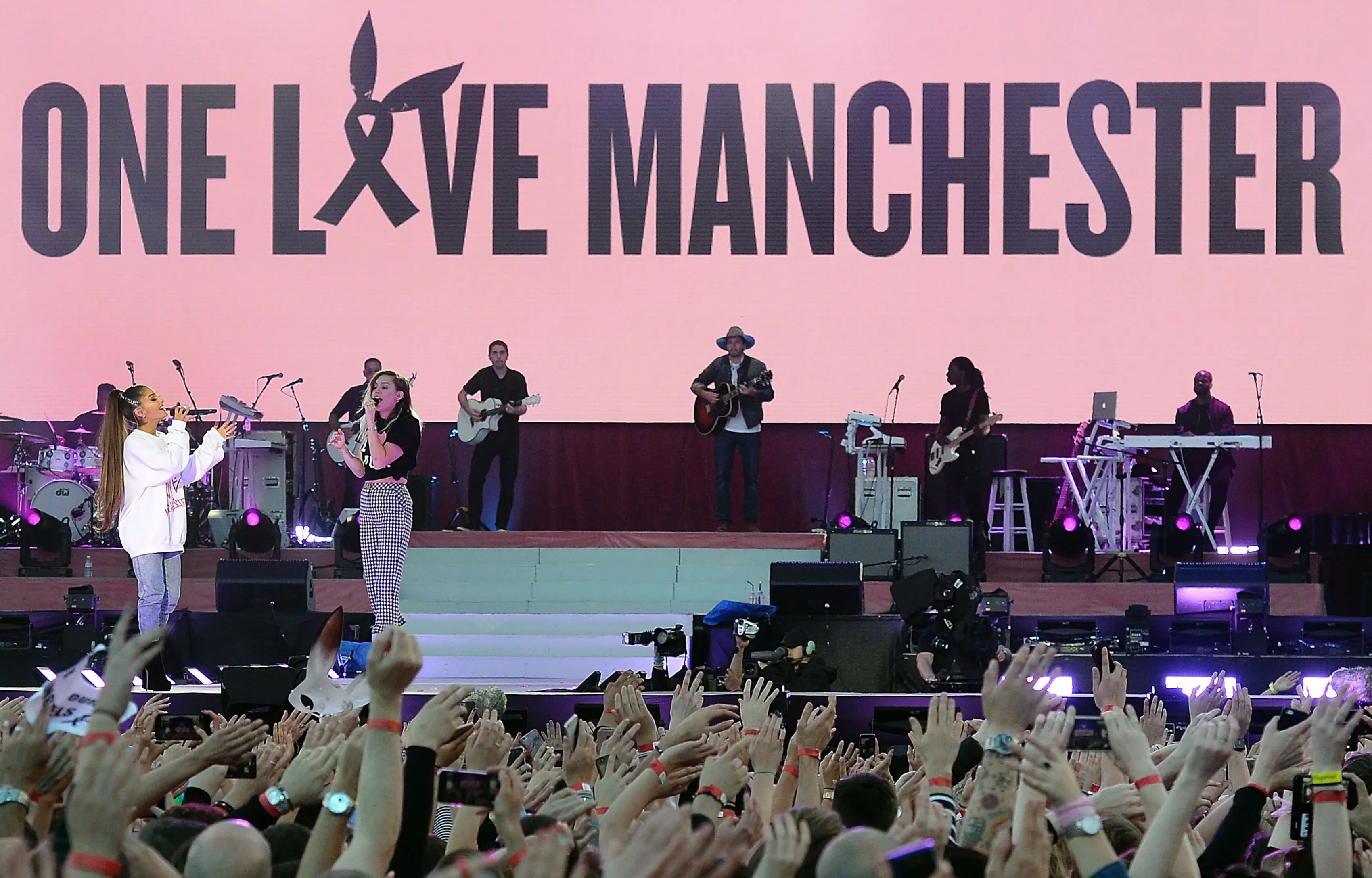 Ariana Grande dan Miley Cyrus di konser One Love Manchester. (AFP/Bintang.com)