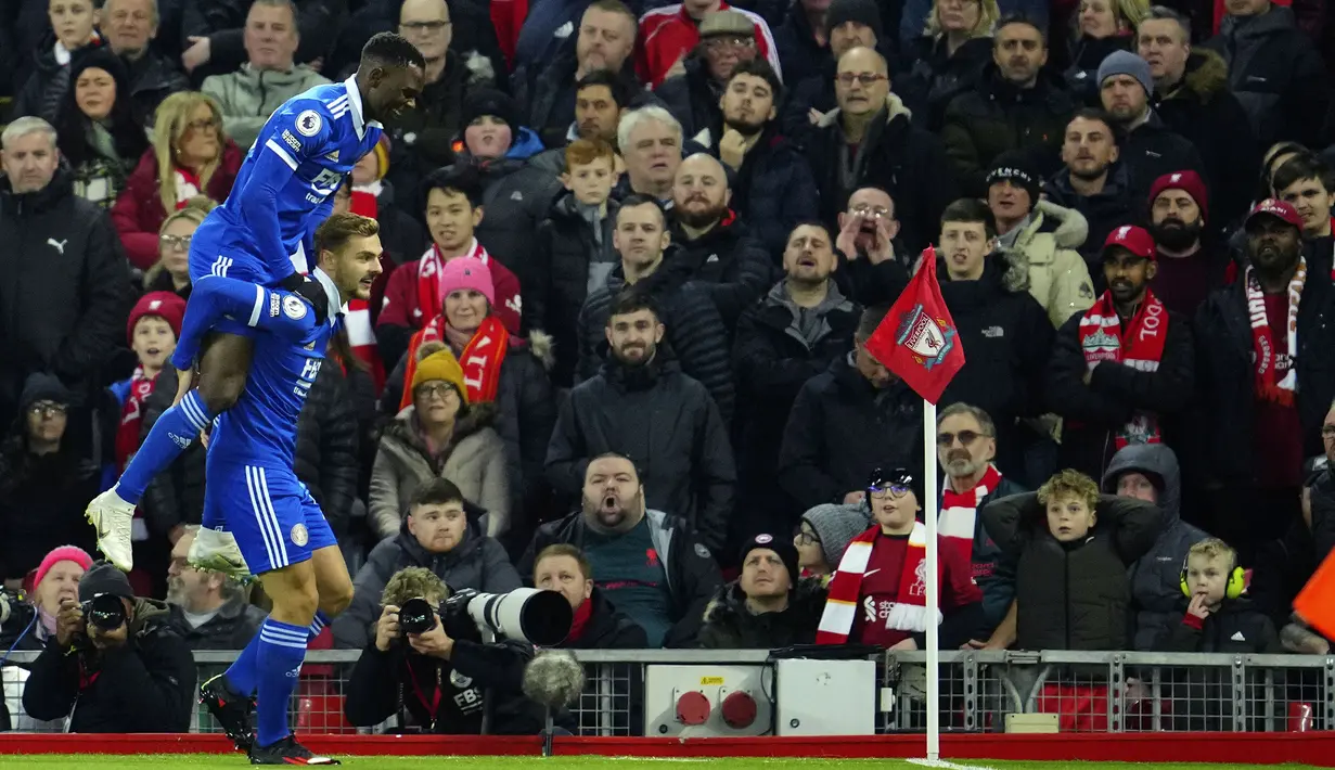 Liverpool kesulitan menemukan ritme permainan meski di kandang sendiri. Mereka bahkan secara mengejutkan harus kebobolan melalui gol cepat milik Kiernan Dewsbury-Hall pada menit ke-4. Menerima umpan jauh dari Daka, pemain berkebangsaan Inggris itu berhasil menaklukkan Alisson dalam duel satu lawan satu. (AP Photo/Jon Super)