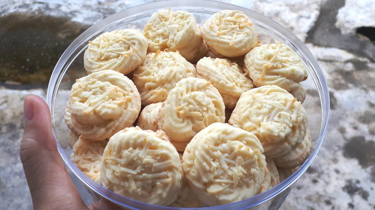 Cara Membuat Kue Sagu Keju Anti Retak dan Tidak Melebar