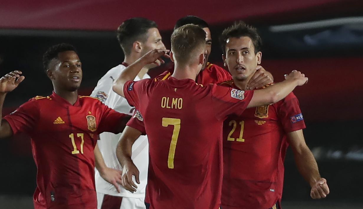 Penyerang Spanyol, Mikel Oyarzabal berselebrasi dengan rekan-rekannya usai mencetak gol ke gawang Swiss pada pertandingan  UEFA Nations League di Alfredo Di Stefano, Madrid, Spanyol (10/10/2020). Madrid menang tipis atas Swiss 1-0. (AP Photo/Manu Fernandez)