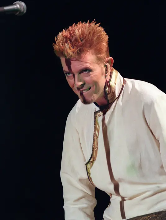 Kepergian David Bowie tentunya meninggalkan duka mendalam bagi keluarga serta para penggemarnya. Terlebih ia baru saja merilis video klip Lazarus yang ‘mencekam’. Padahal belum 1 minggu singlenya rilis yaitu pada 7 Januari 2015. (AFP/Bintang.com)