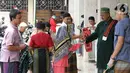 Petugas memberikan hand sanitizer sebelum Salat Jumat di Masjid El-Syifa, Jakarta, Jumat (20/3/2020). MUI dan Pemprov DKI Jakarta menginstruksikan kepada seluruh pengurus masjid untuk meniadakan sementara Salat Jumat untuk menekan penyebaran virus corona tau COVID-19. (Liputan6.com/Fery Pradolo)