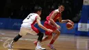 Pebasket Indonesia, Andakara Prastawa D (kanan) mencoba melewati kawalan pemain Singapura, Wei Long Wong di semifinal SEA Games ke-28 di OCBC Arena Singapore, Minggu (14/6/2015). Indonesia unggul 87-74 atas Singapura. (Liputan6.com/Helmi Fithriansyah)