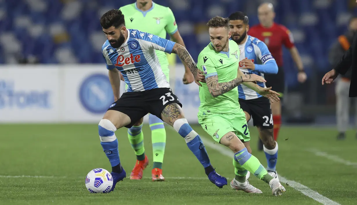 Bek Napoli, Elseid Hysaj membawa bola saat bertanding melawnan Lazio pada pertandingan  Liga Serie A Italia di Stadion San Paolo, Italia, Jumat (23/4/2021). Napoli kini duduk di tangga lima klasemen dengan koleksi 63 poin. (Alessandro Garofalo/Lapresse via AP)