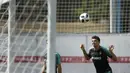 Bek Portugal, Pepe, menyundul bola saat latihan jelang laga putaran kedua Piala Dunia di Kratovo, Rusia, Selasa (19/6/2018). Portugal akan berhadapan dengan Maroko. (AP/Francisco Seco)