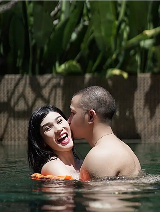 "Selamat ya kak @steviagnecya semoga debay sehat trs jd anak yg baik,sayang mama papa nya," tulis cimut_storee. "Nikahnya july....september lahiran-___-" tulis andinifaml. "Komennya lucu2 nih, gara2 hamil express @annisafadilah8," tulis risti_15. 