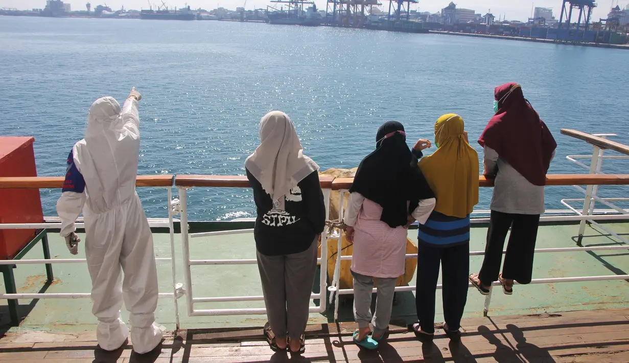 Pasien COVID-19 menikmati pemandangan usai senam pagi di geladak kapal penumpang Umsini di Pelabuhan Soekarno-Hatta Makassar, Sulawesi Selatan, Minggu (8/8/2021). Indonesia memiliki kasus harian virus corona yang paling banyak dikonfirmasi di Asia. (AFP/Andri Saputra)