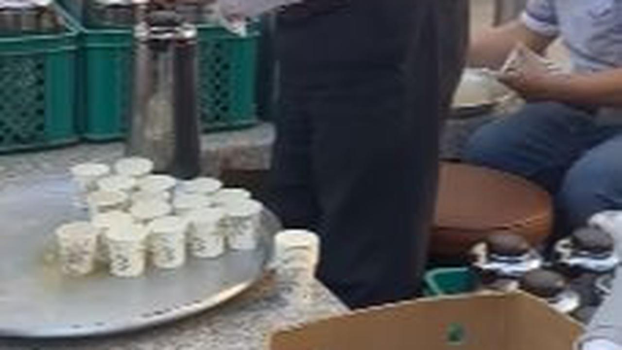 "Dengan menyediakan roti, teh, kurma secara gratis," demikian dikutip dari keterangan video.