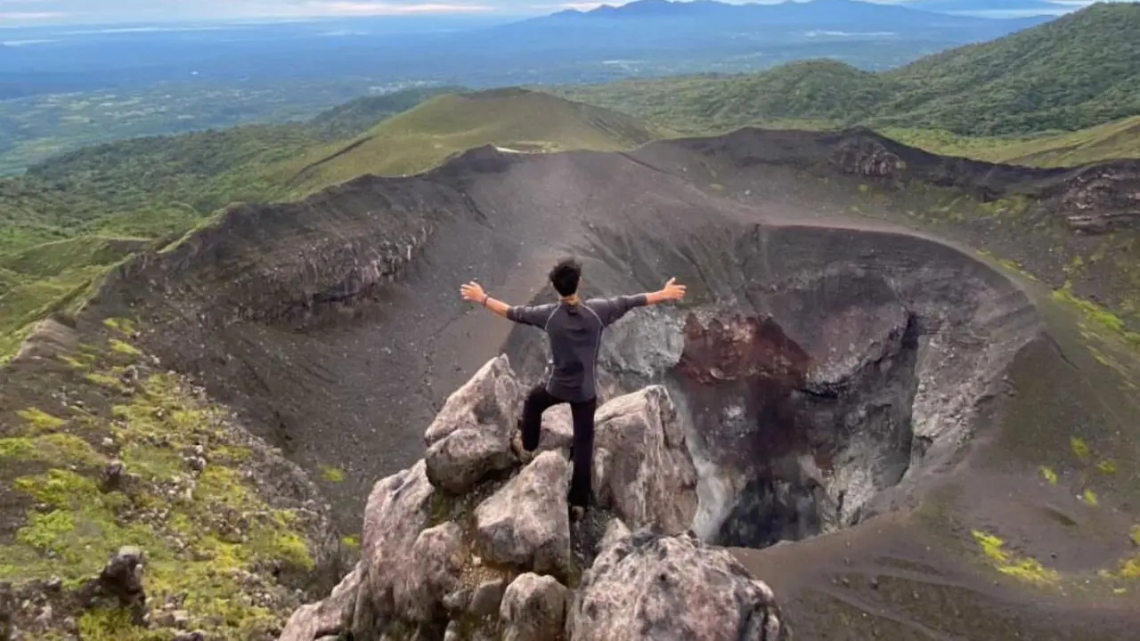 Seorang pendaki berada di Gunung Kaba di Bengkulu
