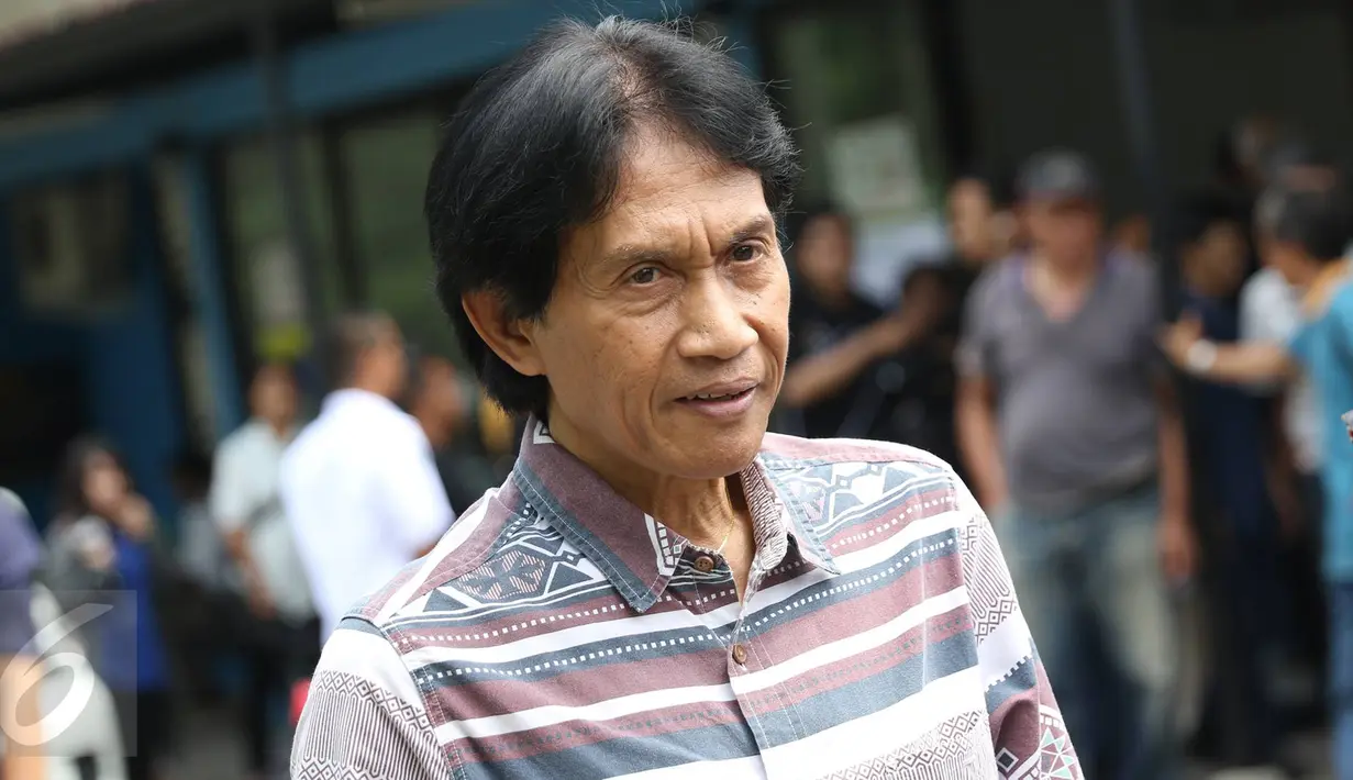 Pengamat musik Bens Leo turut hadir memberikan belasungkawa atas meninggalnya Eddy Silitonga di rumah duka RS Fatmawati, Jakarta, Kamis (25/8). Eddy Silitonga memang tengah menjalani perawatan di RS karena penyakit jantung (Liputan6.com/Immanuel Antonius)
