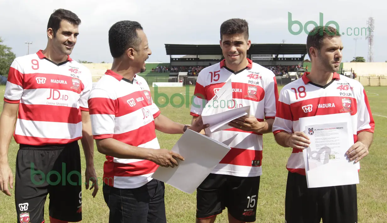 Tiga pemain asing Madura United FC berpose dengan surat kontraknya sebelum beruji coba melawan Persiba Balikpapan di Stadion Ahmad Yani, Sumenep, Sabtu (20/2/2016). (Bola.com/Vitalis Yogi Trisna)