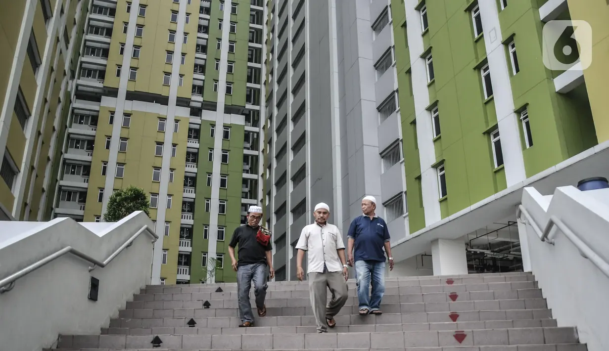 Aktivitas warga saat berada di Rumah Susun (Rusun) Pasar Rumput, Manggarai, Jakarta, Senin (20/9/2021). Sementara pasar tradisional berada di lantai 1 dan 2, serta foodcourt dan fasilitas umum di lantai 3. (merdeka.com/Iqbal S. Nugroho)