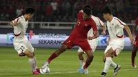 Striker Timnas Indonesia U-19, Serdy Ephy, berebut bola dengan pemain Timnas Korea Utara pada laga Kualifikasi AFC U-19 2020 di Stadion GBK, Jakarta, Minggu (10/11). Indonesia U-19 berhasil menahan imbang 1-1 DPR Korea. (Bola.com/Yoppy Renato)