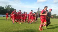 Persija menggelar latihan perdana menyambut musim 2018 di Lapangan Sutasoma, Halim Perdanakusuma, Senin (18/12/2017). (Bola.com/Benediktus Gerendo Pradigdo)