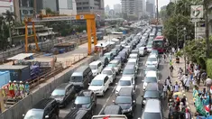 Kendaraan terjebak kemacetan di kawasan Bundaran HI, Jakarta, Rabu (6/9). Kemacetan parah terjadi akibat ribuan massa aksi yang menutup jalan saat unjuk rasa terkait solidaritas Rohingya di kantor Kedubes Myanmar. (Liputan6.com/Immanuel Antonius)