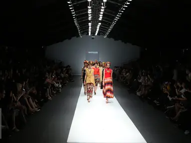 Model membawakan busana rancangan matahari department store di Jakarta Fashion Week (JFW) 2016, Senayan City, Jakarta (27/10). Matahari melayani pecinta mode tanah air melalui lebih dari 140 gerai di 66 kota di Indonesia. (Liputan6.com/Herman Zakharia)