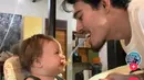 Tapi Dali Wassink tak kehilangan cara untuk tetam memberi makan Kamari. Ini adalah salah satu cara unik dan seru yang mereka lakukan. (Foto: TikTok/ dali.wassink)