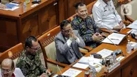 Menteri Koordinator Bidang Politik Hukum dan Keamanan (Menko Polhukam) Mahfud MD (tengah) memberi isyarat saat mengikuti Rapat Dengar Pendapat (RDP) dengan Komisi III DPR RI di Gedung Parlemen, Jakarta, Rabu (15/2/2023). Rapat membahas penjelasan DPR terhadap RUU Perubahan tentang Mahkamah Konstitusi (MK). (Liputan6.com/Faizal Fanani)