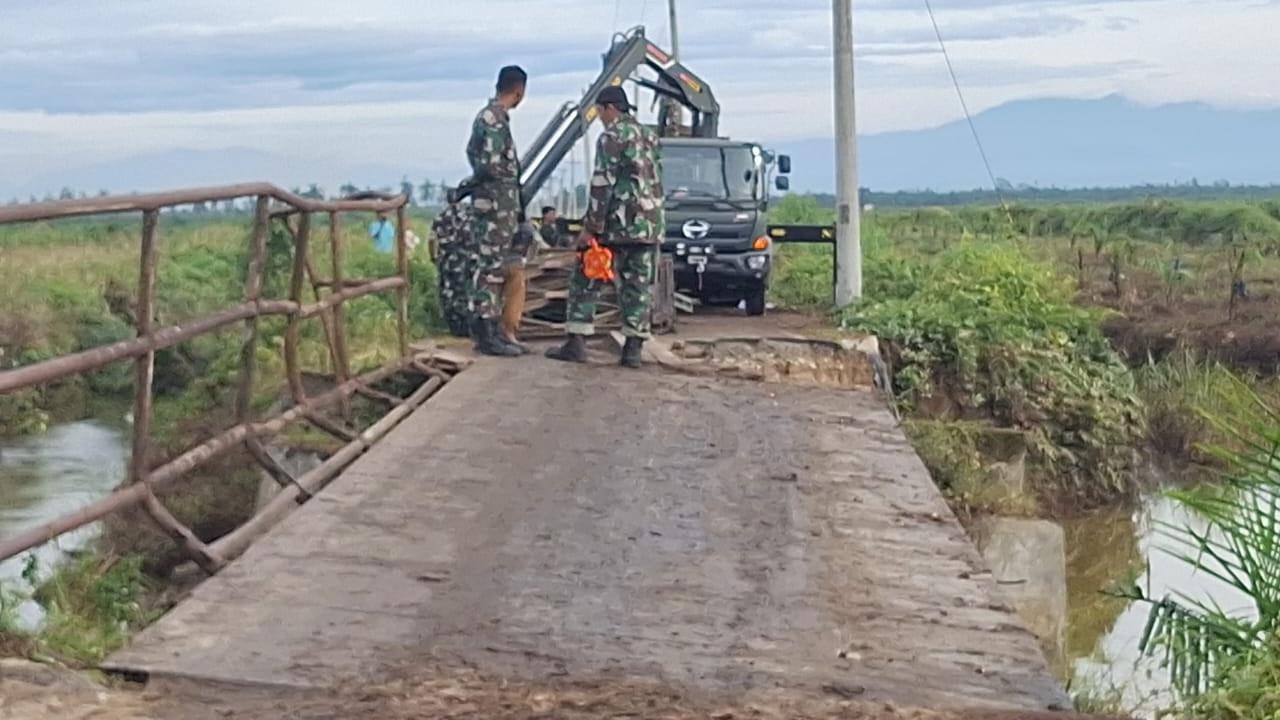 Laksanakan Perintah Kasad, Kodam XX/TIB Bangun Jembatan Bailey di Sikabau