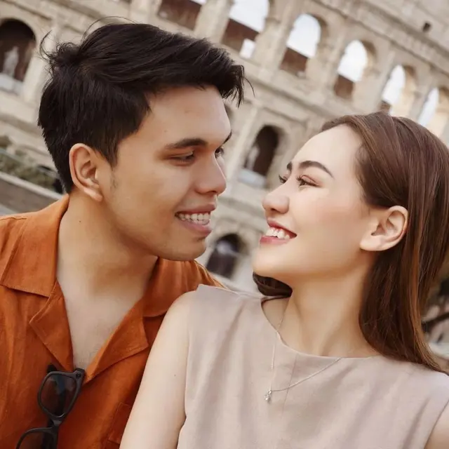 Aaliyah dan Thariq pakai baju senada saat mereka bulan madu di Italia
