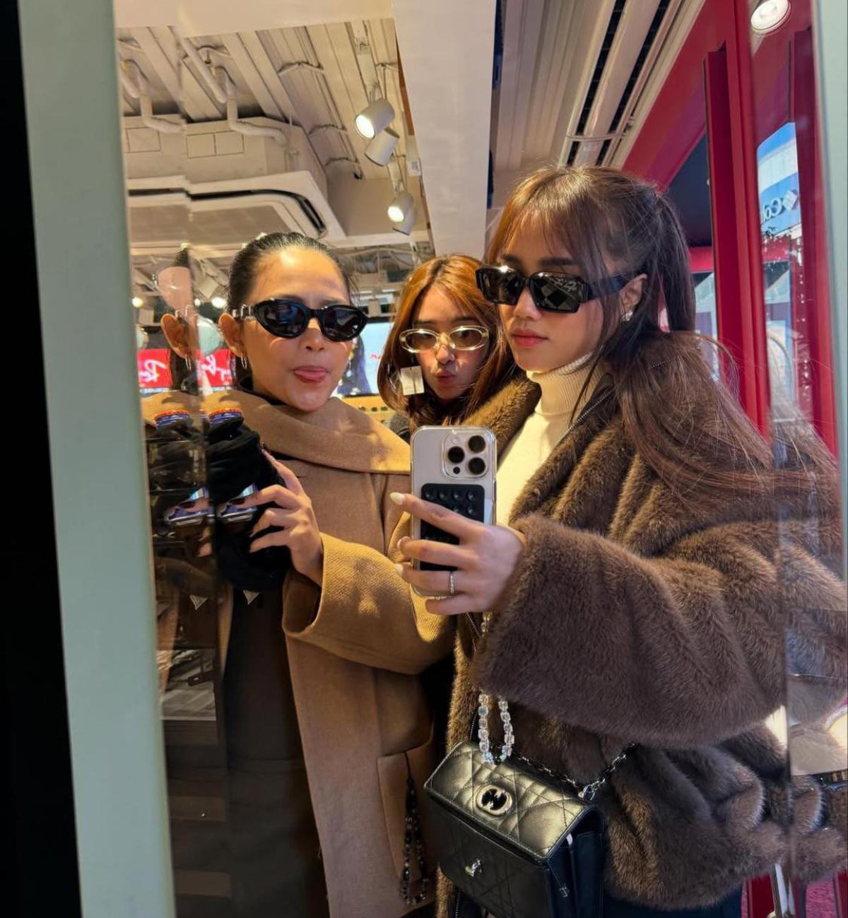 Fuji Bagikan Foto Mirror Selfie Saat Liburan di Jepang, Selalu Dipuji Cakep dari Netizen