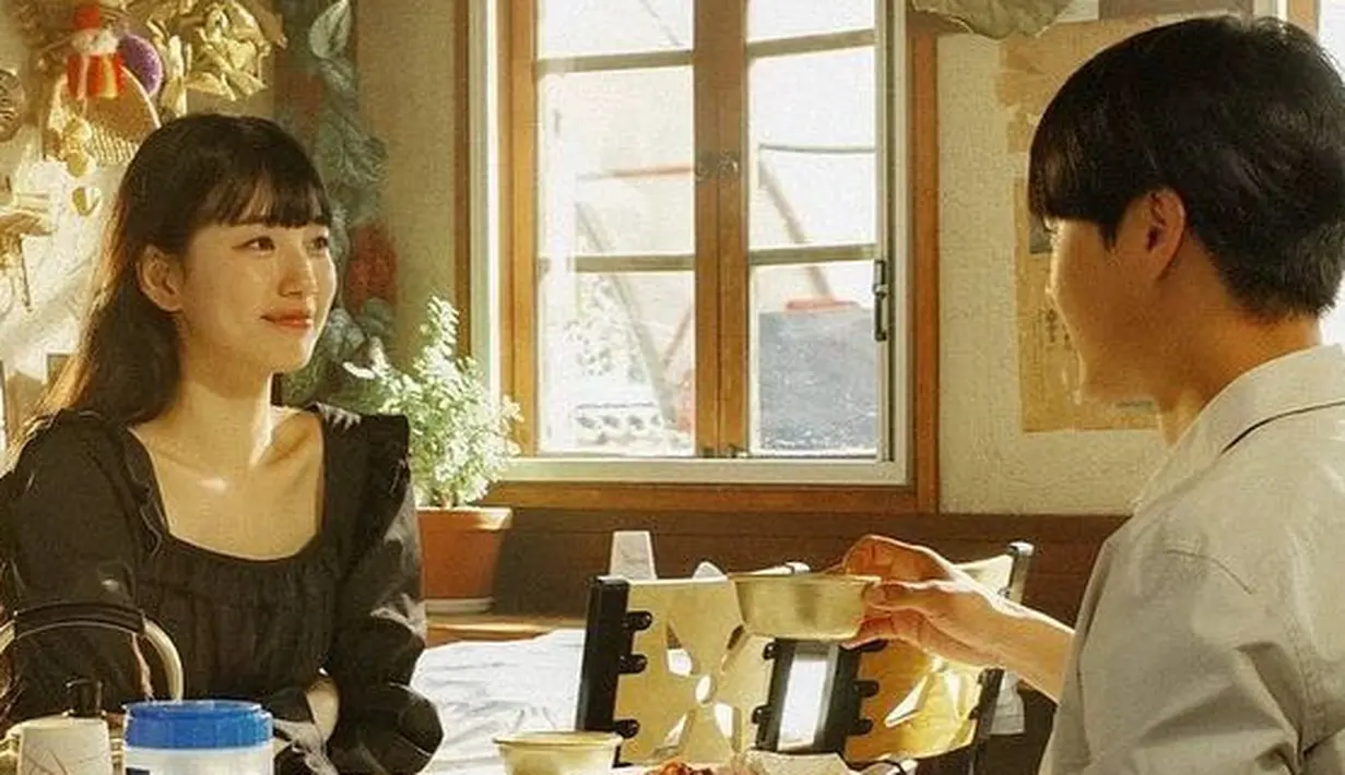 <p>Suzy dan Yang Se Jong saling duduk berhadapan di meja makan. Sambil menikmati hidangan keduanya tampak akrab bercengkrama. (Foto: Instagram/ skuukzky)</p>