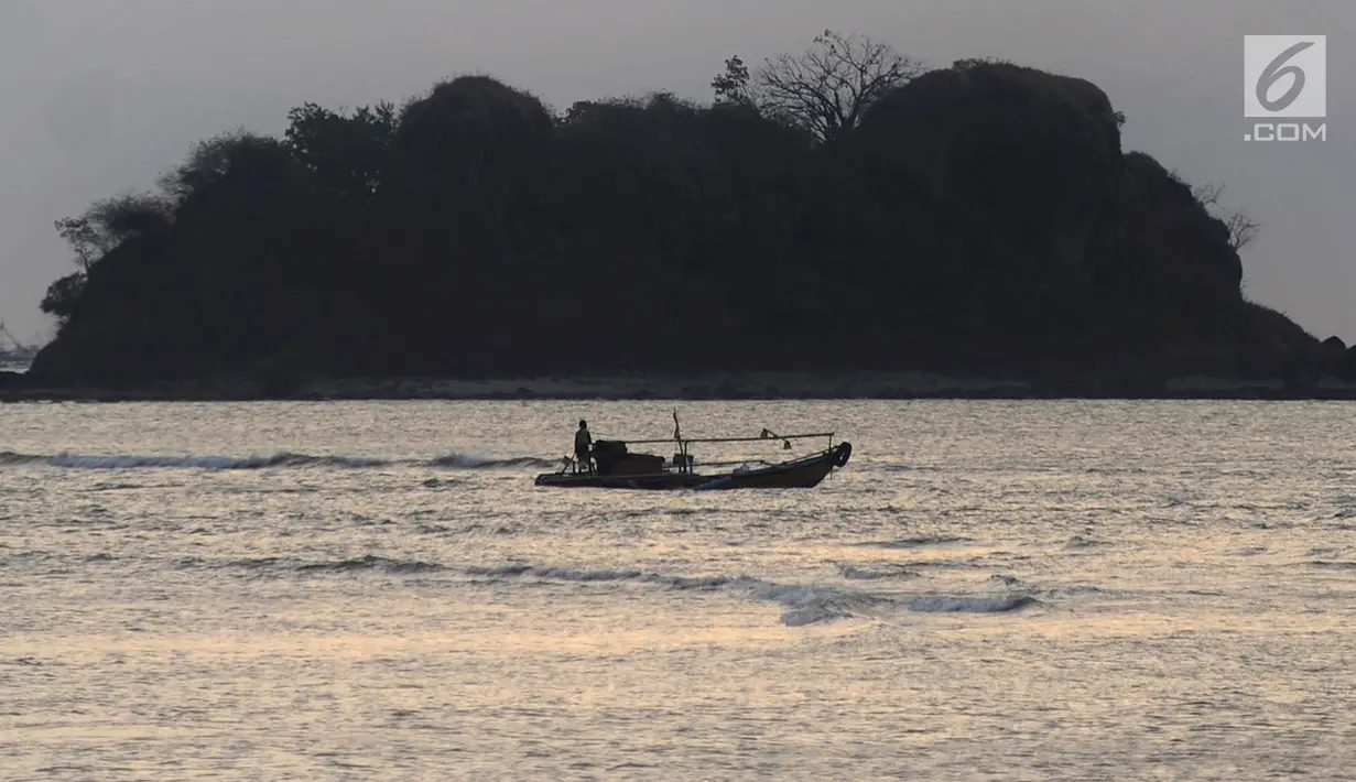 Sebuah perahu berlayar di kawasan Pantai Palangpang, Kecamatan Ciemas, Sukabumi, Selasa (26/6). Di pantai ini wisatawan juga bisa menyaksikan pemandangan bukit dengan bebatuan purbanya yang megah serta pesona curug dari kejauhan. (Merdeka.com/Arie Basuki)