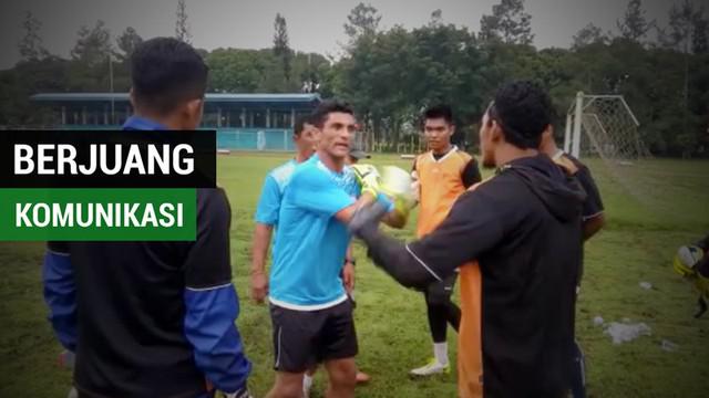 Berita video Pelatih kiper baru Arema FC, Ricardo Felipe Passos, yang cukup berjuang berkomunikasi dengan pemain-pemainnya saat latihan tim.